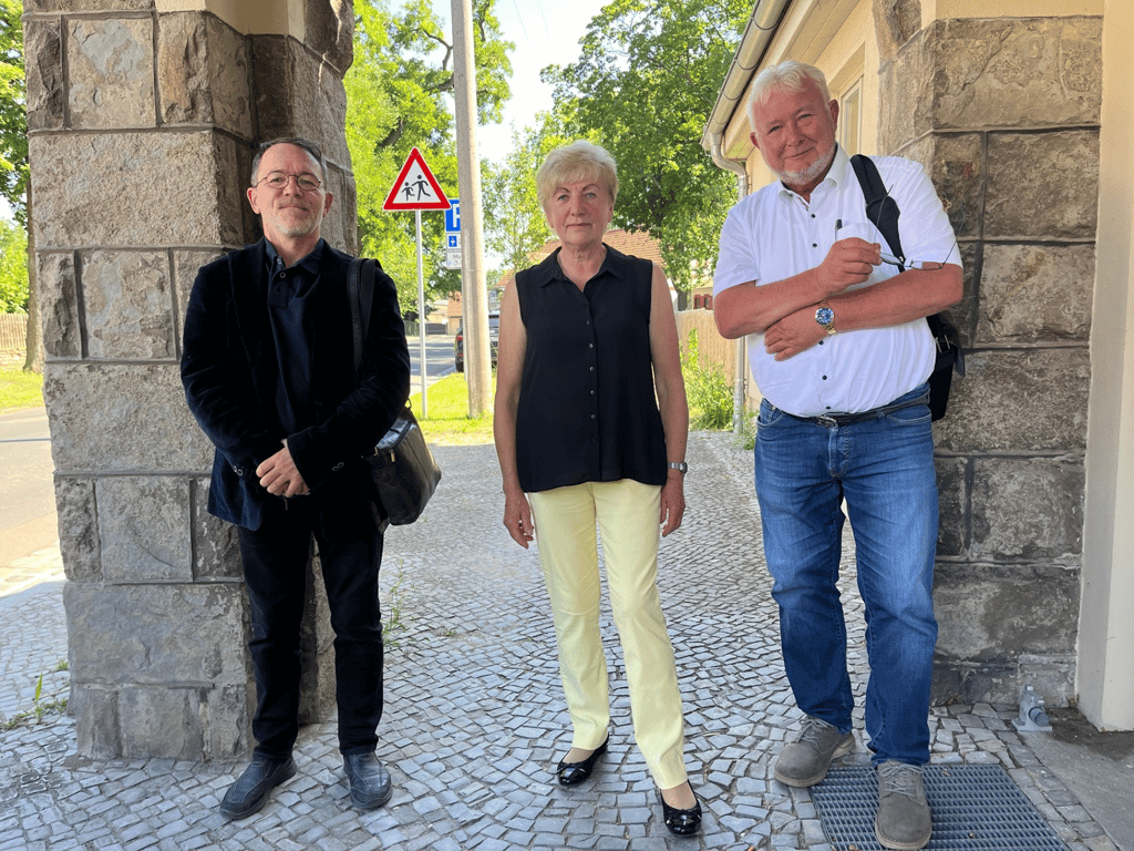 Karin Dammann (Mitte) wird ihr Amt als Ortsbürgermeisterin von Mosigkau niederlagen. Außerdem gehören dem Ortschaftsrat noch Jakob Uwe Weber (links) und Andreas Mrosek (rechts) an.