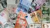 Ob Dollar, Pfund oder Franken: Beim Geldabheben am Bankautomaten im Ausland sollte man oft angebotene Umrechnungen in Euro meiden, da diese mit hohen Gebühren verbunden sein können