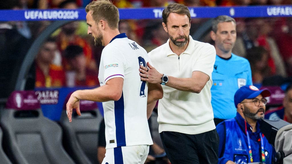 Kapitän Harry Kane hat dem abgetretenen englischen Nationaltrainer Gareth Southgate mit emotionalen Worten gedankt.