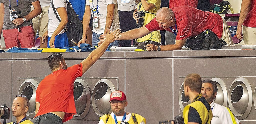 30. September 2019: Nach seinem achten Platz klatschen Martin Wierig und sein langjähriger Trainer Armin Lemme ab.