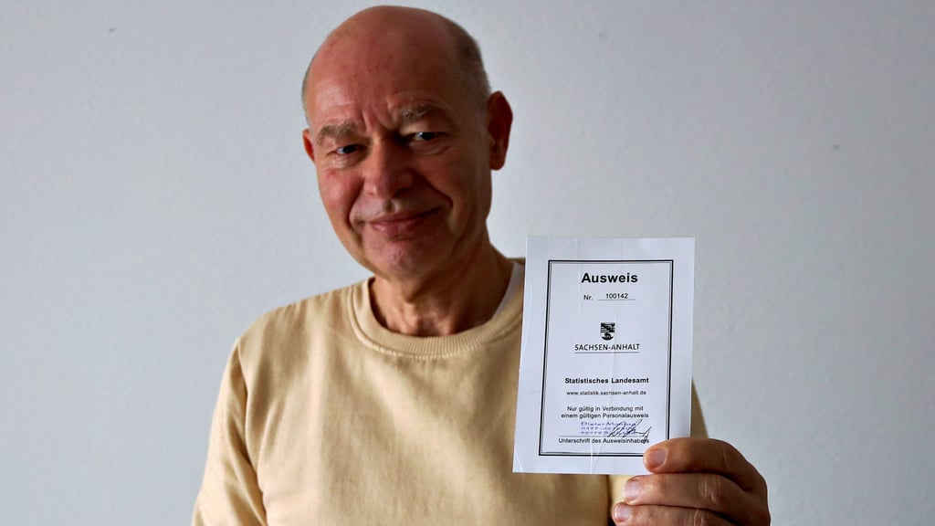 Dieter Montag tourt als Erhebungsbeuaftragter des Statistischen Landesamtes für den Mirkozensus durch den Landkreis Börde und befragt Haushalte.