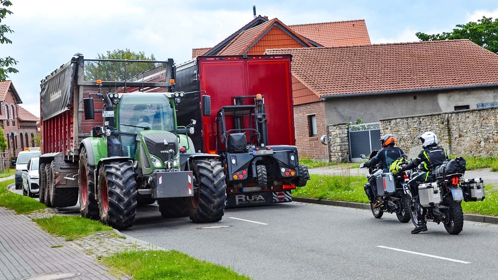 Anwohner sind genervt: Nicht nur wie hier in Breitenrode wird es auf der Umleitung eng. Große Fahrzeuge müssen teilweise über den Gehweg fahren, um aneinander vorbeizukommen.