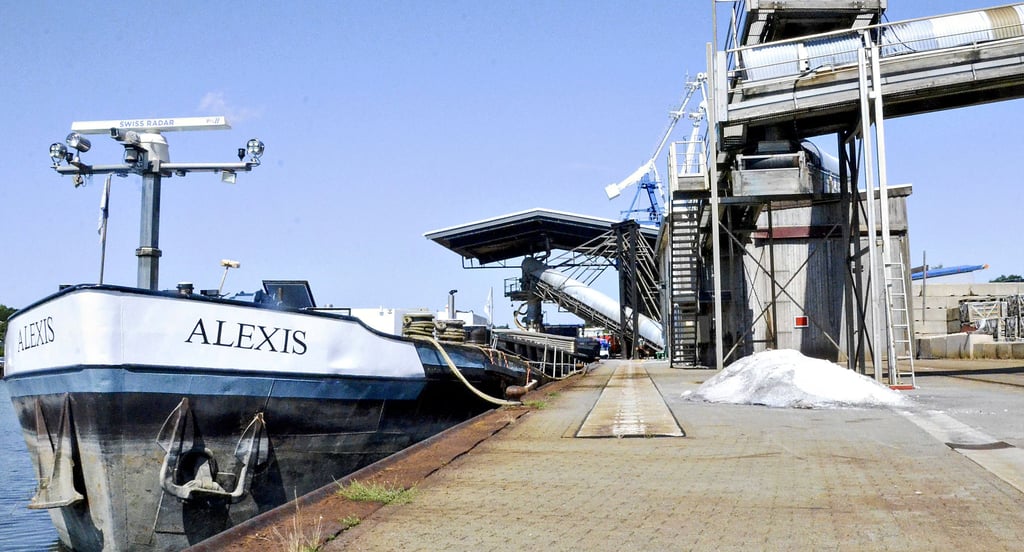 Was den Hafen in Haldensleben ausmacht: Er ist trimodal. Das heißt, hier können Lastwagen, Schiffe und Züge abgefertigt werden. Zudem ist er der letzte Tiefwasserhafen im Mittellandkanal und kann breitere und längere Schiffe als viele andere Häfen bedienen.