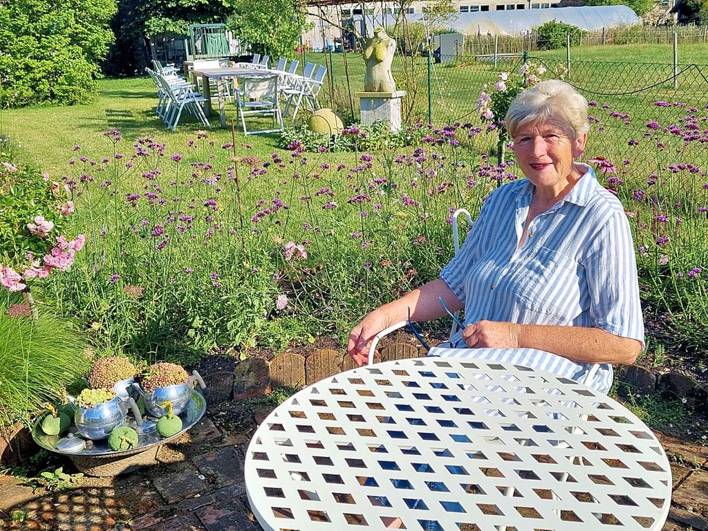 Marietta Rose freut sich auf die Öffnung ihres Gartenreiches am Sonntag in Kümmernitz unweit von Havelberg. Seit Wochen wird dazu alles fleißig vorbereitet.
