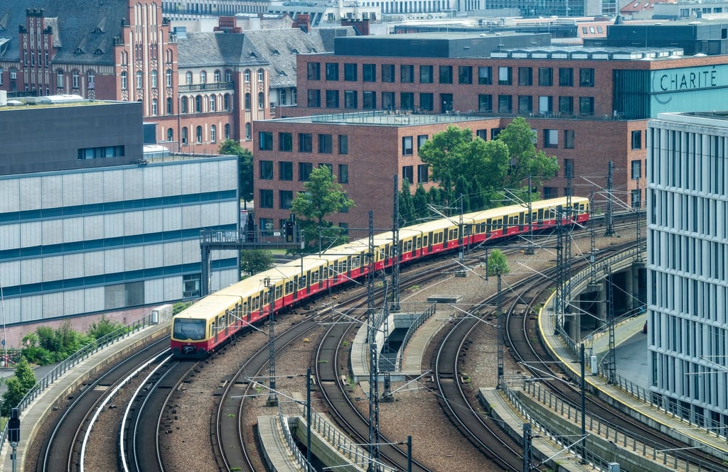Statt S-Bahn Ersatzverkehr mit Bussen: Auf der Stadtbahn wird in den kommenden Wochenenden gebaut. (Archivbild)