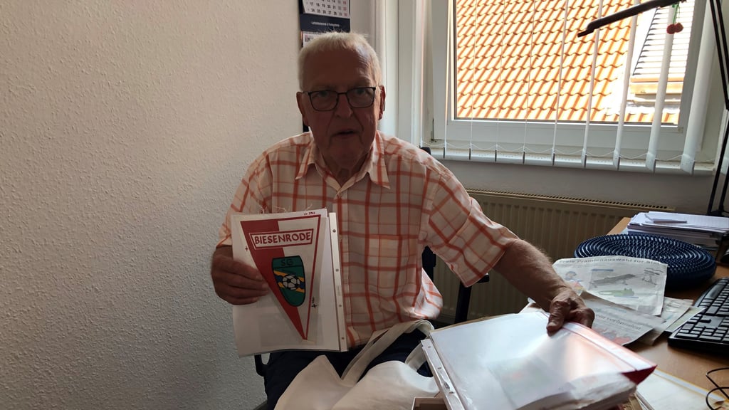 Heinz Topf mit ein paar seiner Erinnerungsstücke.