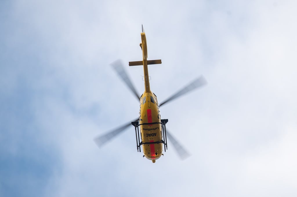 Der Schwerverletzte wurde mit einem Rettungshubschrauber ins Krankenhaus gebracht. (Symbolbild)