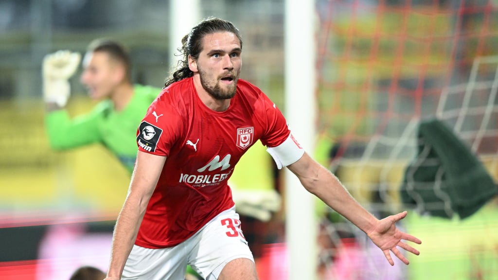 Jonas Nietfeld in Aktion: der langjährige und derzeit noch verletzte Kapitän des Halleschen FC wird das Trikot des Vereins auch im kommenden Jahr tragen. Nietfeld bleibt in Halle.