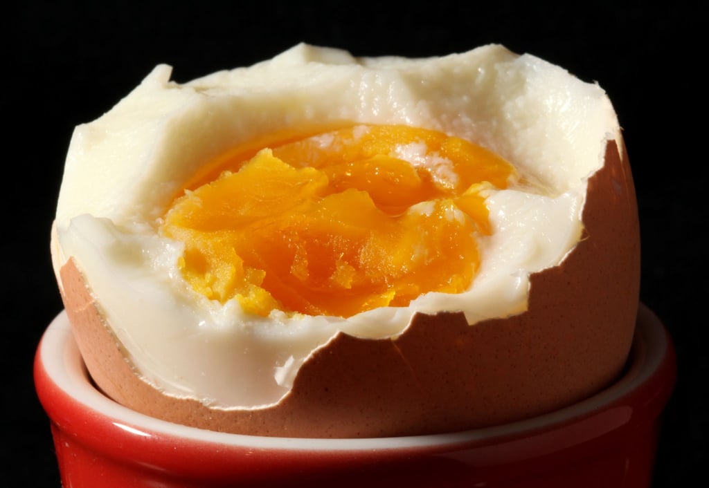 Wer sich in den Bergen ein Frühstücksei kocht, muss es länger kochen lassen.