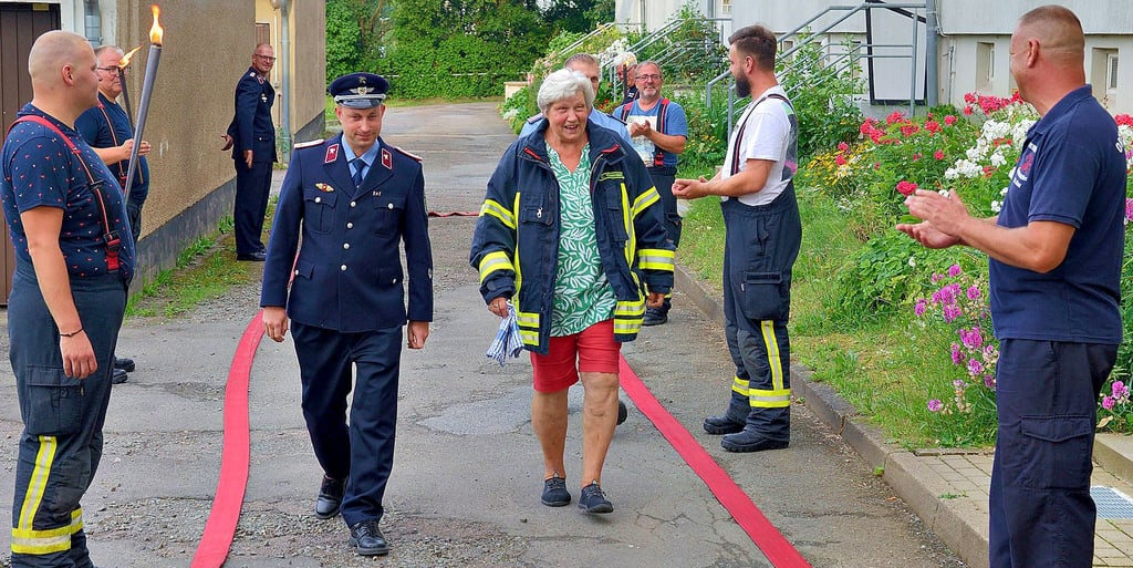 Verabschiedung in die „Feuerwehrrente“: Die Kameraden holen Cornelia Wiedenbein ab.