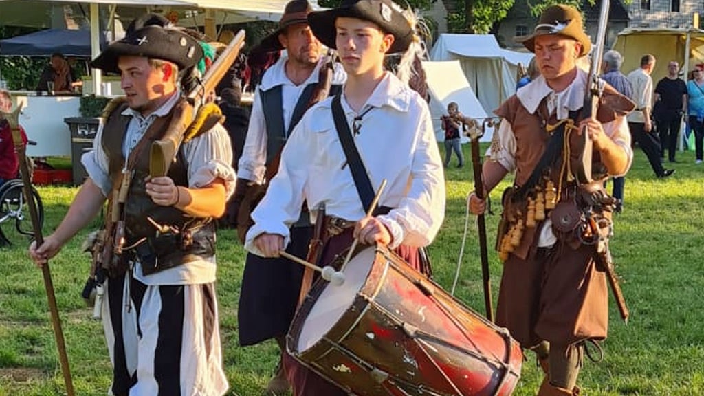Von Trommelwirbel begleitet ziehen Musketiere ins Lager ein.