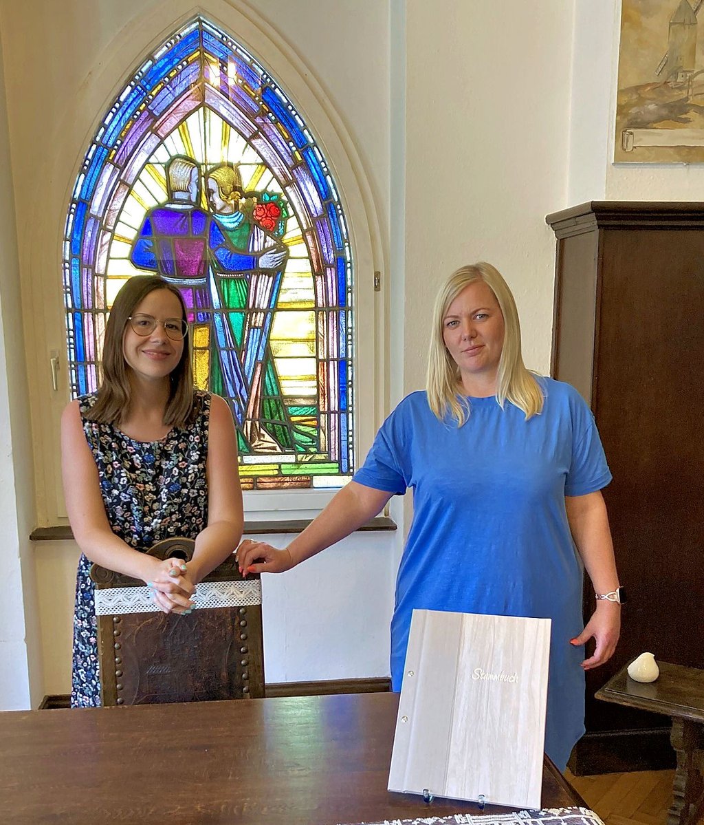 Die Standesbeamtinnen Sophie Conrad (l.) und Christina Ziemer im Rathaussaal, wo auch geheiratet werden kann.