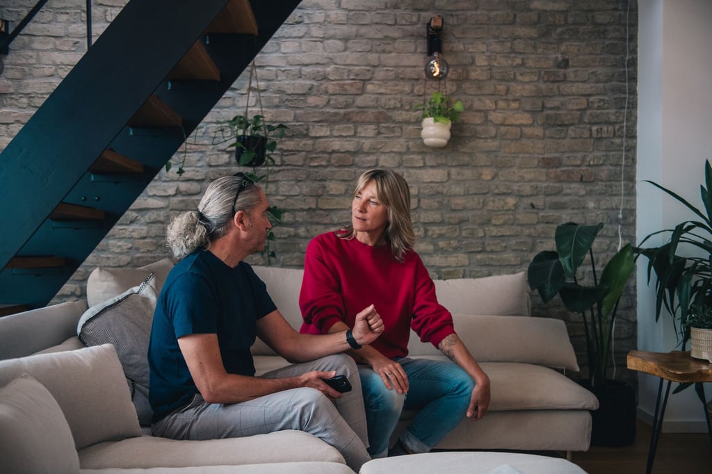 Nach einer Trennung ist es wichtig, gemeinsame Konten und Bankvollmachten schnell und klar zu regeln, um finanzielle Streitigkeiten zu vermeiden.