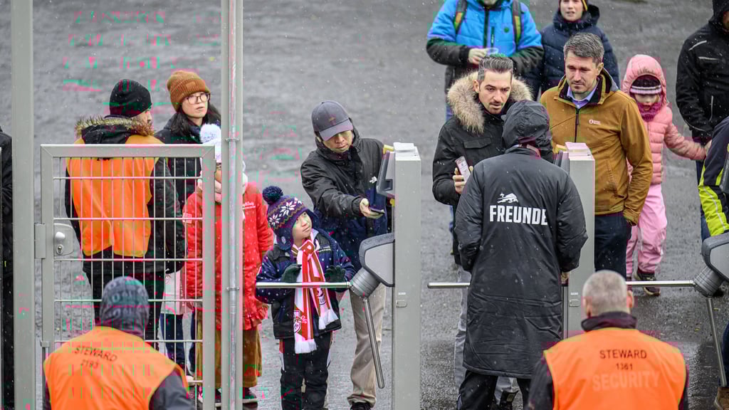 Fans scannen beim Einlass ins RB-Stadion ihre Tickets.