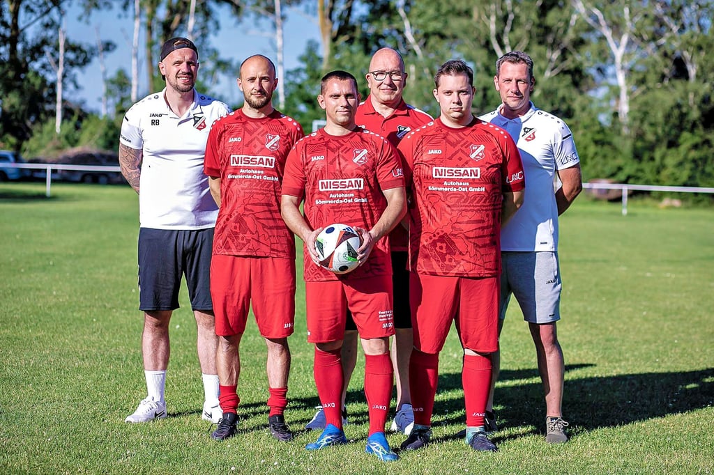 Trainer Sebastian Friedrich (r.) und der Sportliche Leiter Ronny Benndorf (v.l.) mit einigen der Baumersrodaer Neuzugänge: Bastian Schlag, Denys Yakymenko, Mannschaftsleiter Jörg Baehr und Johann Reber, die alle vom SC Naumburg gekommen sind. Dieser hat bekanntlich seine dritte Männermannschaft aufgelöst.