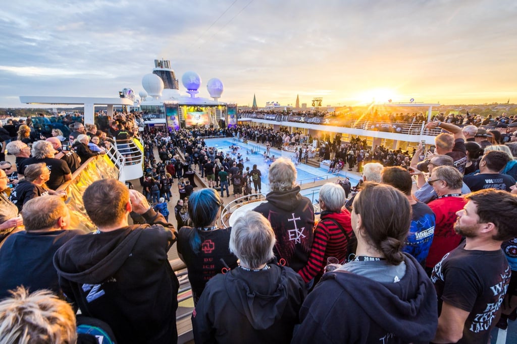 Die Full Metal Cruise von „Mein Schiff“ ist eine Art Hardrock-Festival auf hoher See - wer laute Musik und Meer mag, ist hier richtig. Mitte September 2024 ist es wieder so weit.