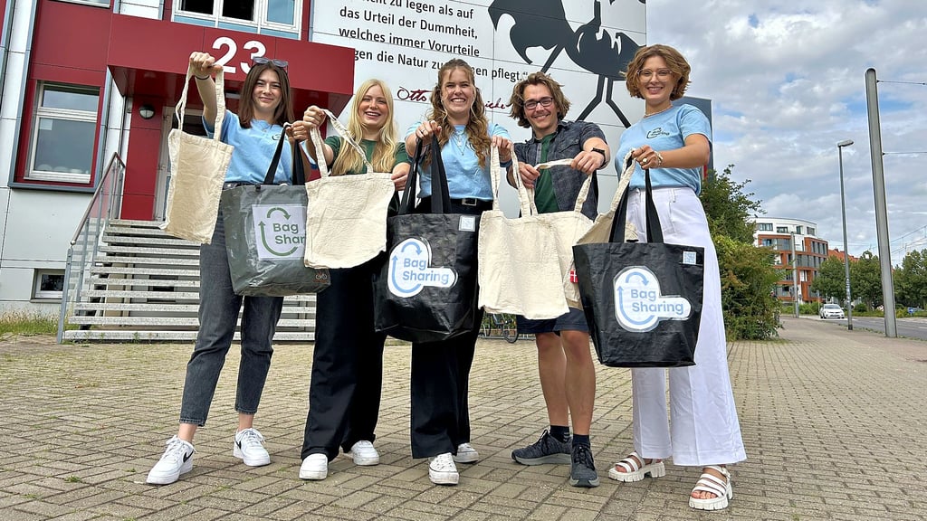 Franziska Riesen, Helene Schlaizer, Laura Schumacher, Richard Gerstmann und Annelie Schröder (v. l.) stehen vor Gebäude 23 auf dem Uni-Campus und hinter dem Projekt Bag Sharing. Im nächsten Jahr wollen sie ein Start-up daraus gründen. Für die Studenten wird Magdeburg immer der Geburtsort ihres Projektes sein.