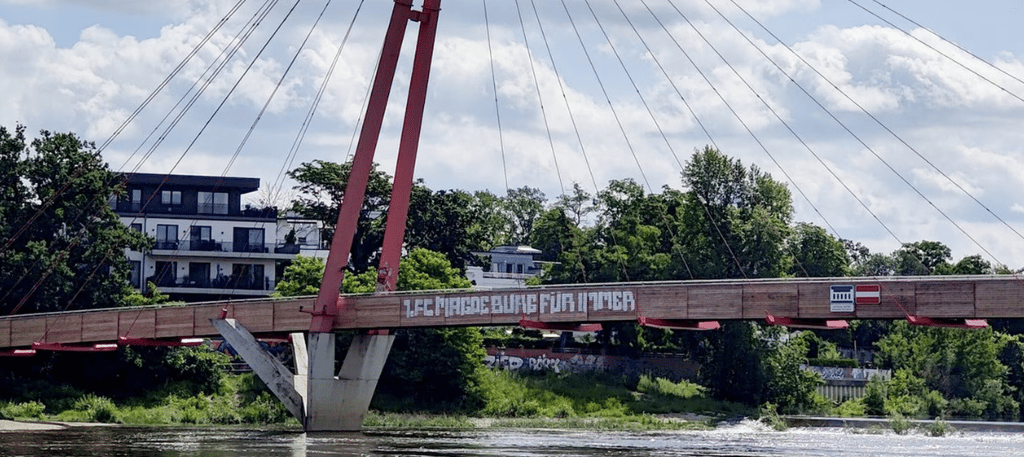 Fans des 1. FC Magdeburg haben die Brücke im Stadtpark besprayt.