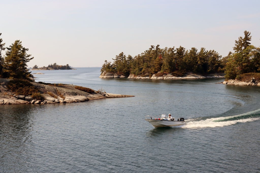 Schärengarten im Parry Sound auf dem Huronsee: Mit kleinen Ausflugsbooten geht es zwischen den Felsinselchen entlang.