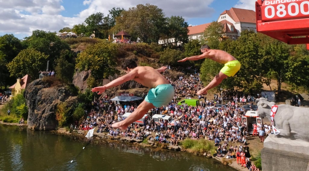 Ein kleiner Vorgeschmack auf das Laternenfest Halle 2024: Das Brückenspringen findet wieder statt