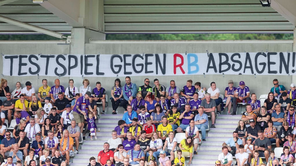 Aue-Fans protestieren gegen das RB-Testspiel.