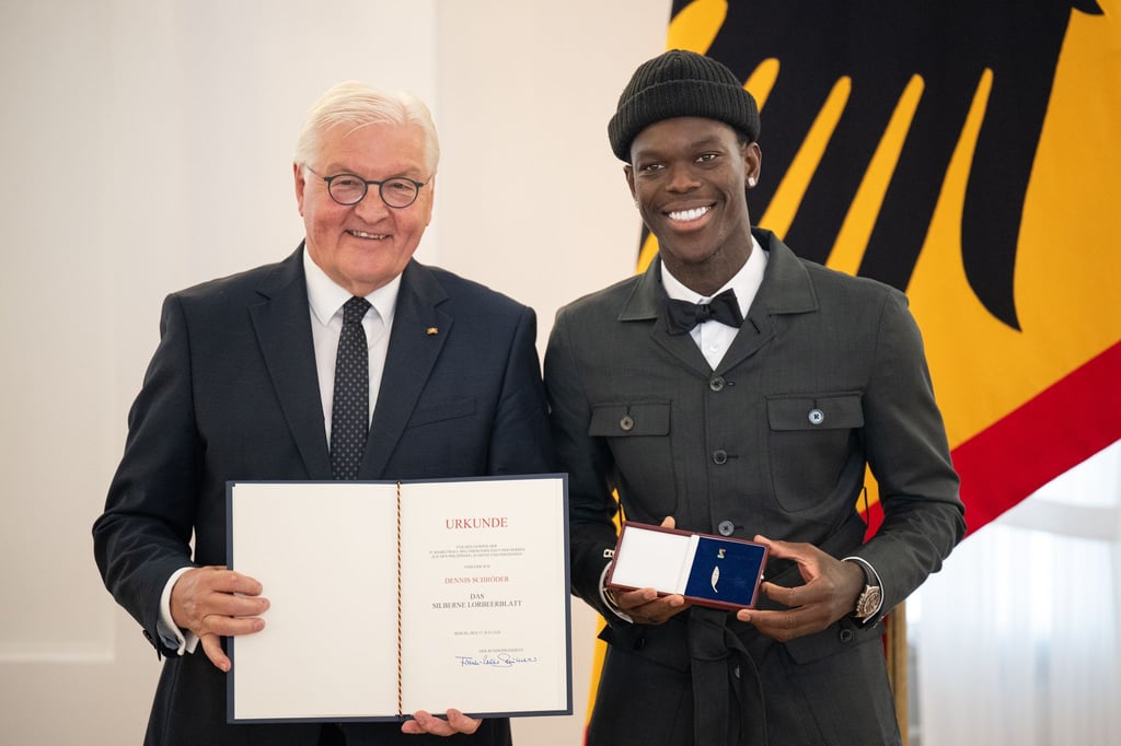 Bundespräsident ehrt Basketball-Weltmeister: Steinmeier und Schröder.