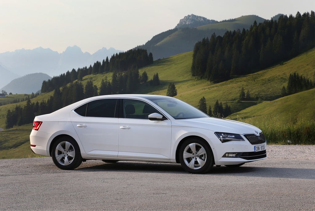 Der Skoda Superb fährt hier als klassische Limousine im Stufenheck-Design vor.