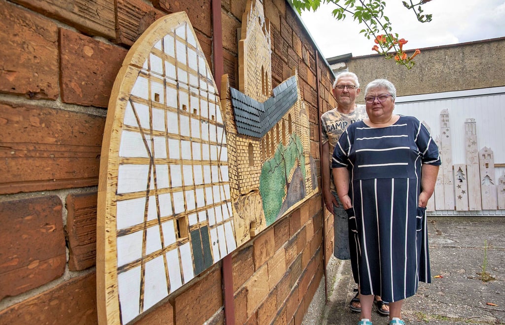 Detlef und Barbara (Bärbel) Meißner haben ein Holzbild voller Mildenseer Architektur gebaut, gebrannt und bemalt.