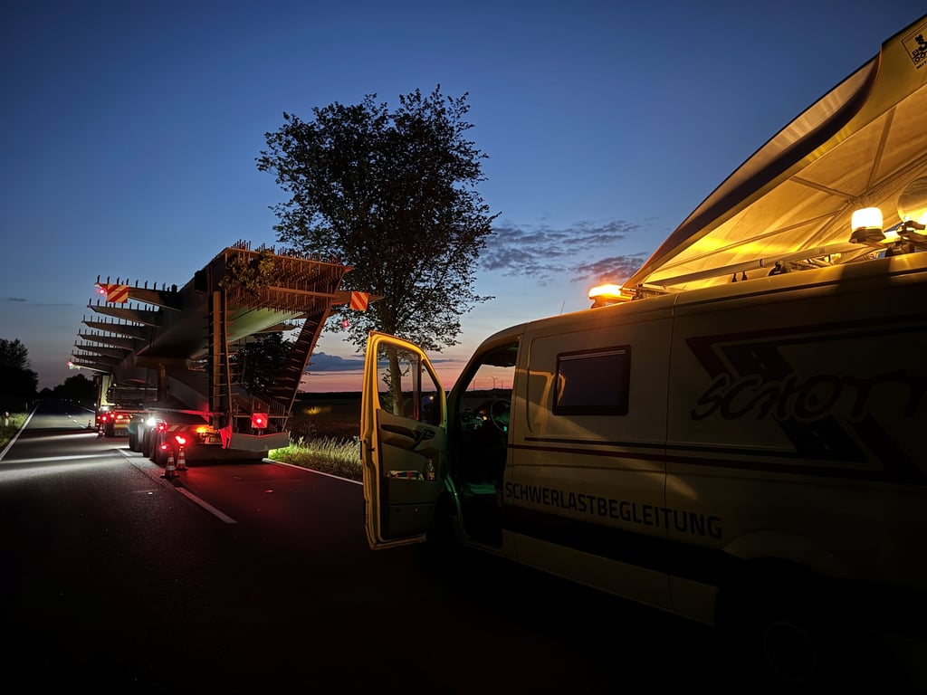 Der Schwerlast-Transporter steckte dann auch noch zwischen Nedlitz und Landhaus auf der B246 fest.