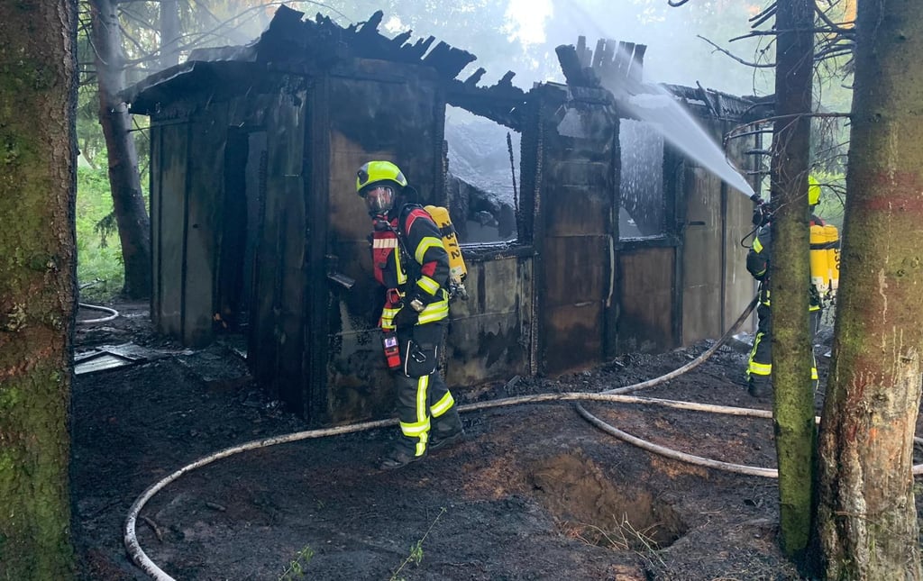 Die Holzlaube bei Jeßnitz brannte in voller Ausdehnung.