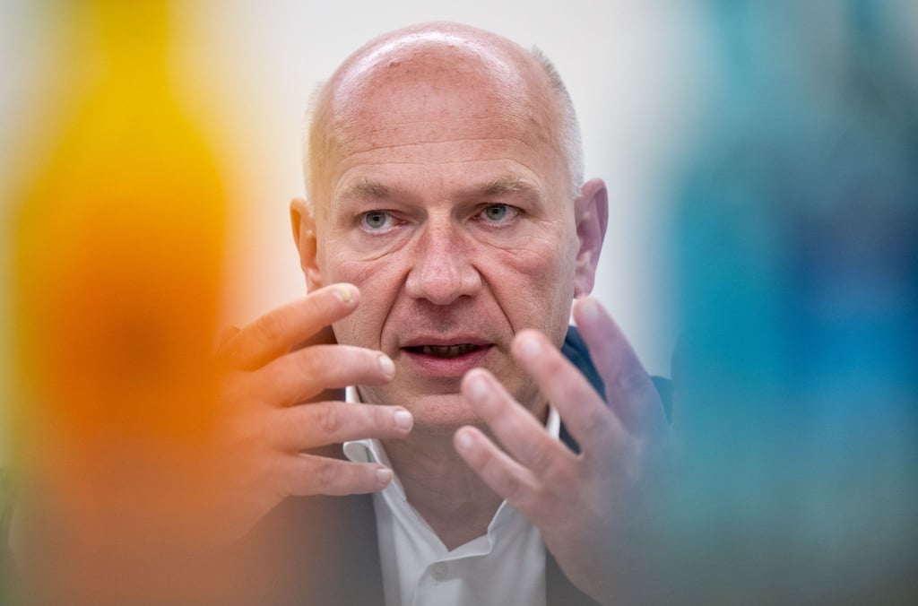 Der Regierende Bürgermeister Kai Wegner (CDU) ärgert sich über die rechtlichen Schritte gegen seine Zaunbaupläne.
