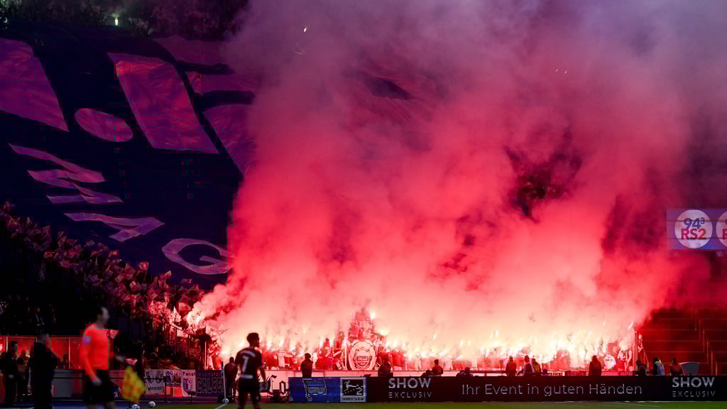 Mehrere zehntausend Euro Strafe wurde dem 1. FC Magdeburg aufgedonnert, nachdem FCM-Fans beim Spiel gegen Hertha BSC dutzende Bengalos zündeten.