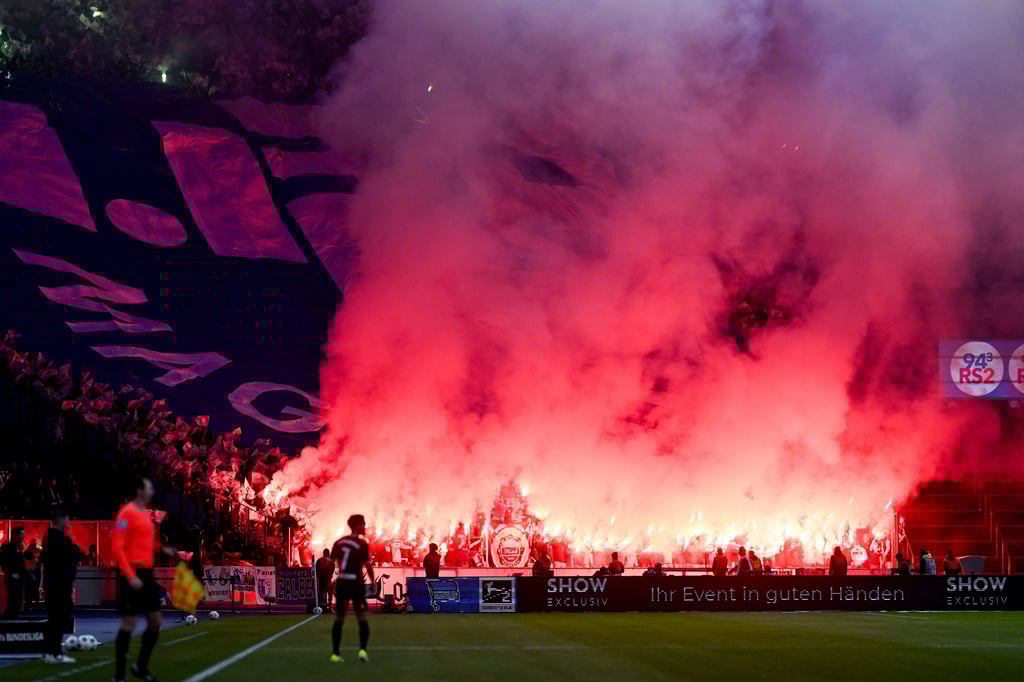 Mehrere zehntausend Euro Strafe wurde dem 1. FC Magdeburg aufgedonnert, nachdem FCM-Fans beim Spiel gegen Hertha BSC dutzende Bengalos zündeten.