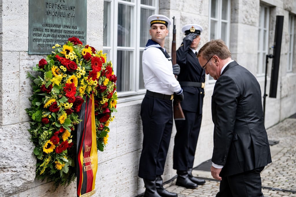 Boris Pistorius (SPD), Bundesminister der Verteidigung, steht am Nationalen Gedenktag an den Widerstand im Ehrenhof des Bendlerblocks vor dem Gedenkkranz. (Archivfoto)