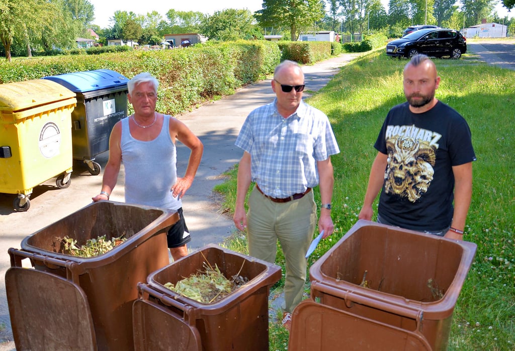 Sie sind sauer, dass ihre vollen Biotonnen seit fünf Wochen nicht mehr wie vereinbart vor der Gartensparte Am Sportplatz in Löderburg abgeholt wurden. Von links: Gerd Amelang, Frank Müller und Steven Wendt.