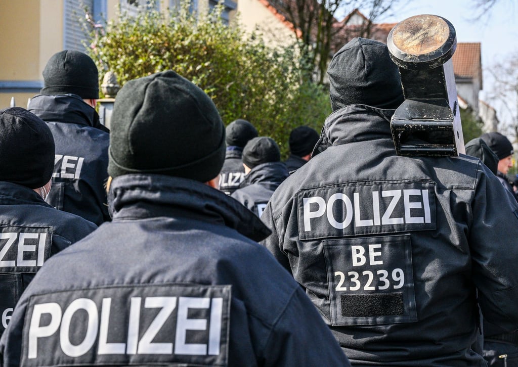 Immer wieder rückt die Polizei im Zusammenhang mit dem Clan-Milieu aus (Archivbild).