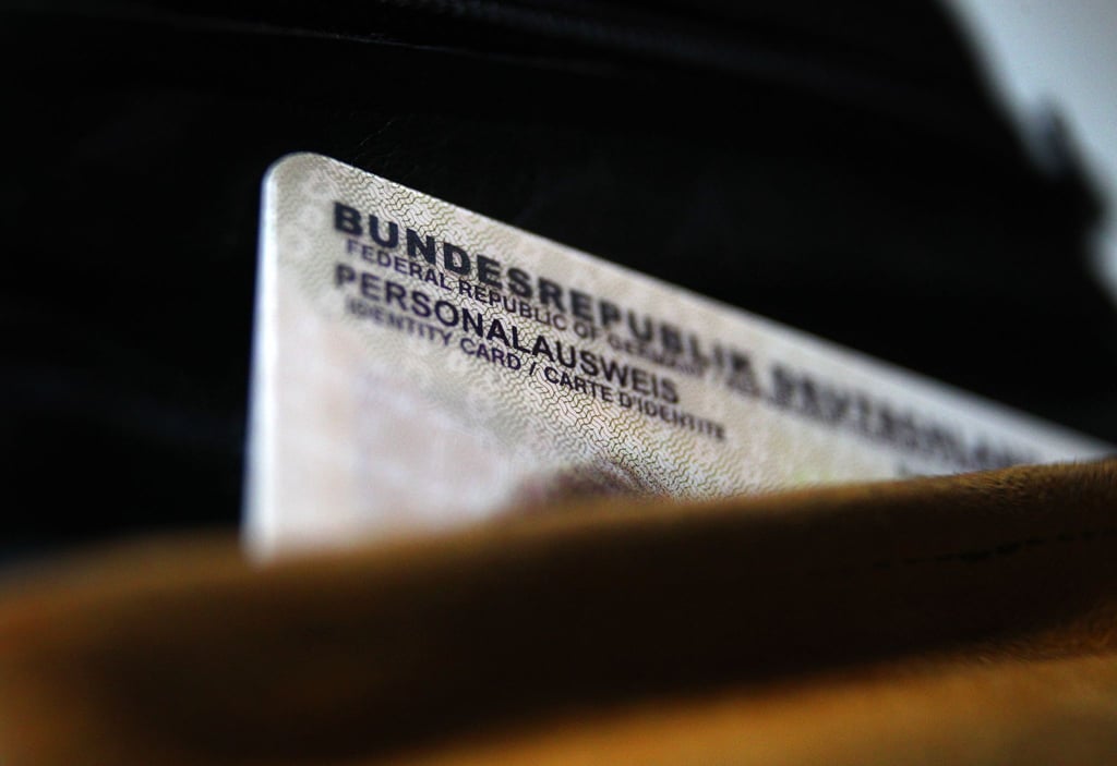 Warten auf deutsche Ausweispapiere: In Berlin sind wegen einer IT-Panne Hunderte digitale Einbürgerungsanträge verloren gegangen. (Symbolbild)
