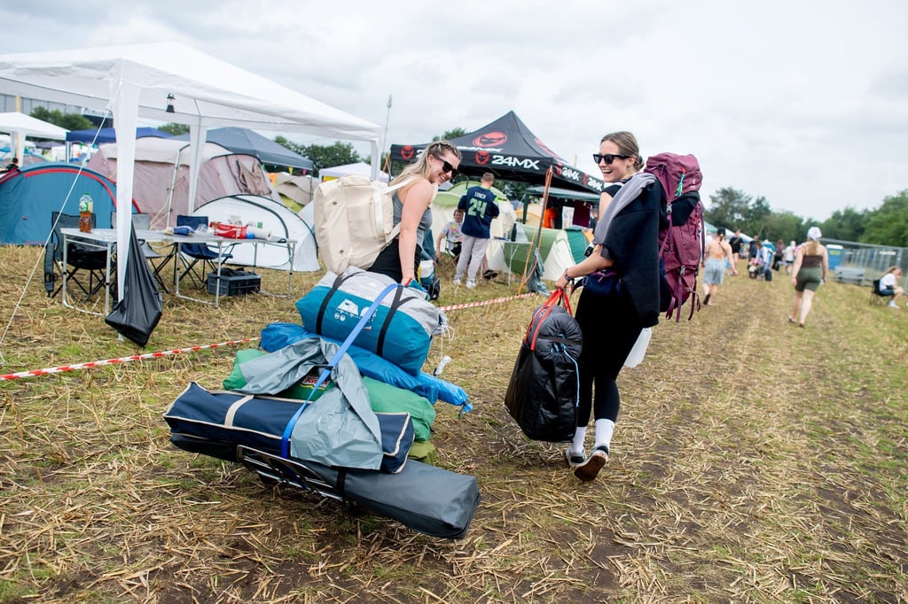 Zehntausende Fans besuchen das Festival Deichbrand in Nordholz im Landkreis Cuxhaven. Von Donnerstagnachmittag bis Sonntag treten mehr als 120 nationale und internationale Künstlerinnen und Künstler aus den Bereichen Hip-Hop, Electro, Pop, Rock, Alternative, Indie und Metal auf.
