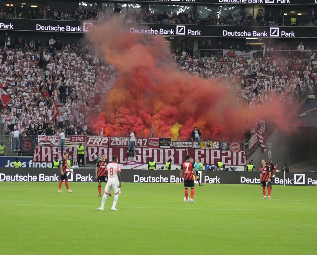 Fans von RB Leipzig beim Spiel gegen Eintracht Frankfurt