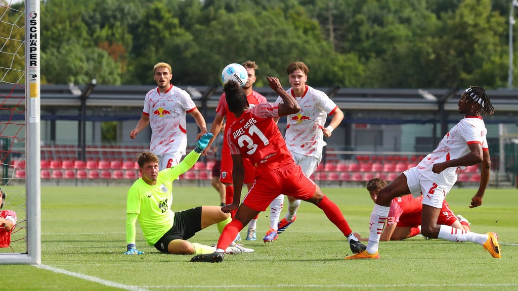 Eljif Elmas (verdeckt) trifft zum 1:0 für RB gegen Babelsberg