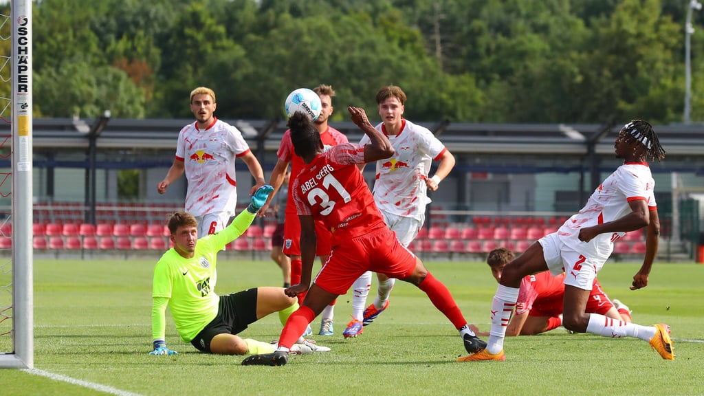Eljif Elmas (verdeckt) trifft zum 1:0 für RB gegen Babelsberg