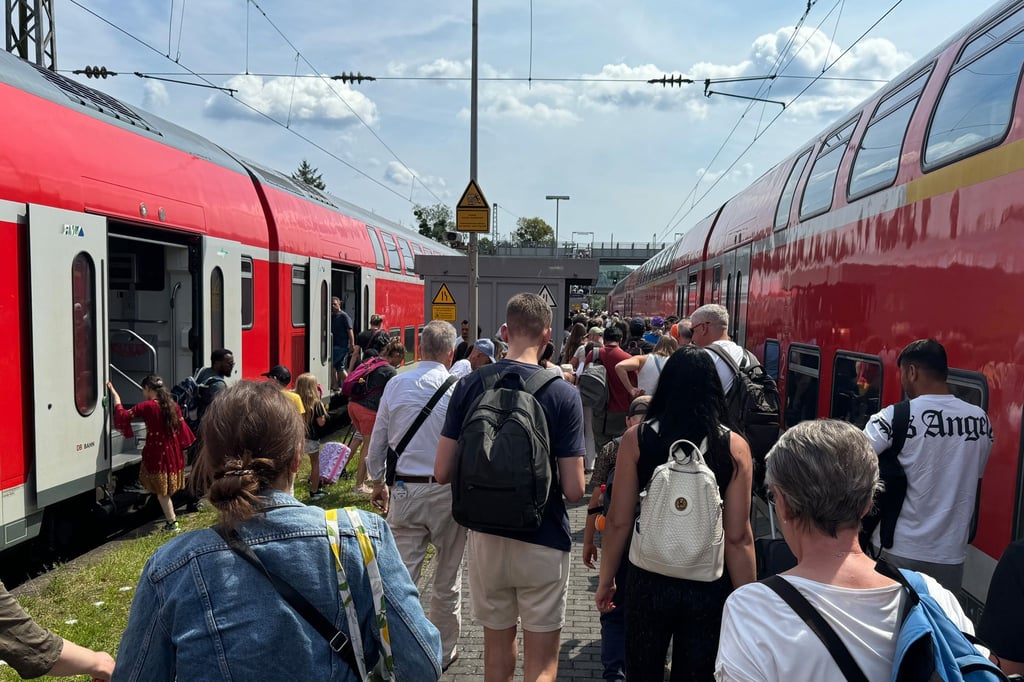 Für die gestrandeten Bahnreisenden wurde stellenweise Schienenersatzverkehr eingerichtet. (Foto-aktuell)