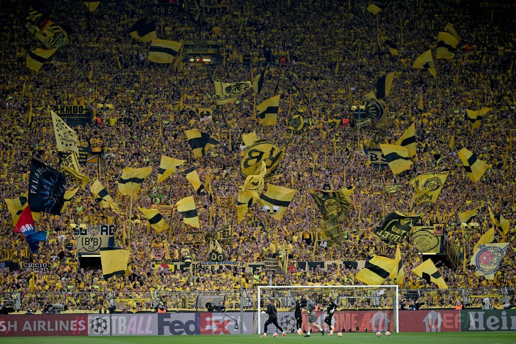 Die 36 Proficlubs der Fußball-Bundesliga und der 2. Bundesliga haben in der vergangenen Spielzeit so viele Tickets verkauft wie nie zuvor.