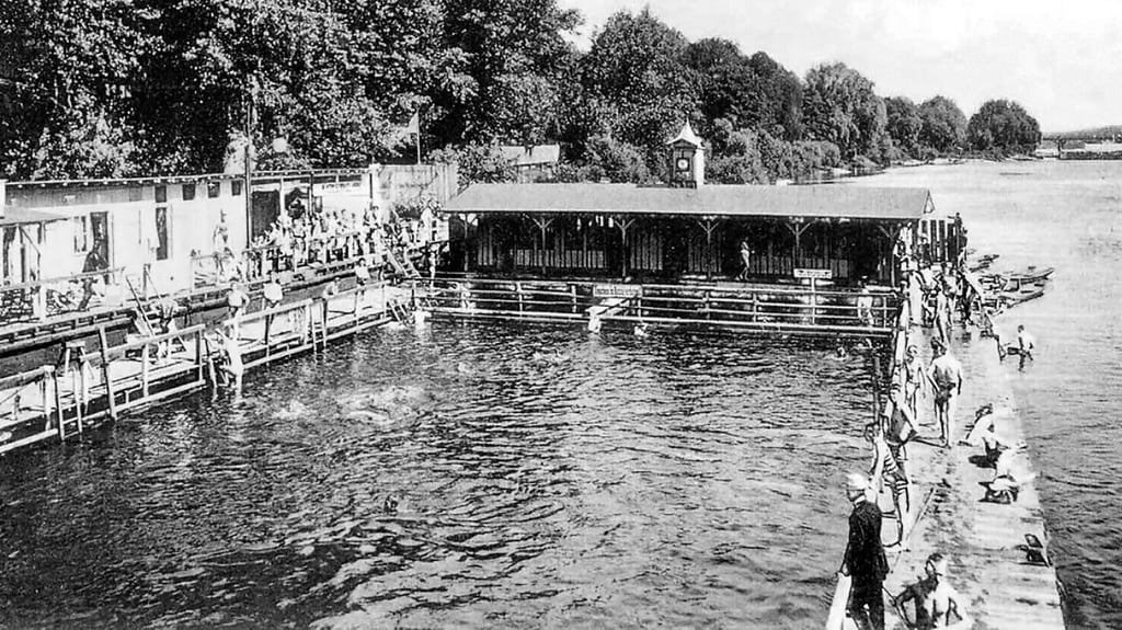 Die Juli-Hitze lockte viele Magdeburger in Bäder, wie hier die Katerbowsche Badeanstalt an der Alten Elbe.