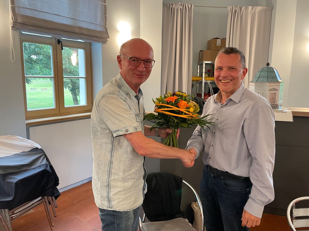 Viel Erfolg wünscht der bisherige Zerbster Lions Club-Präsident Fred Hasart (l.) seinem Nachfolger Jörg Orlicek.