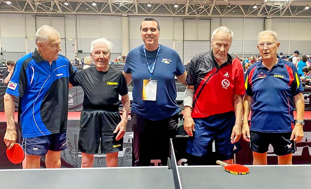 Halbfinale der WM-Trostrunde: Hans-Dieter Kliem (von rechts) und Orvo Kattainen mit Referee und dem gegenerischen Duo Jansen (Belgien) und Orlik (Tschechien)..