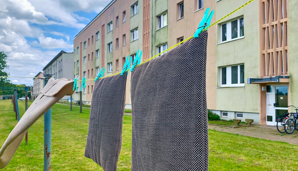 Wäsche flattert auf der Leine in einem Ortsteil der Stadt Südliches Anhalt. Hier soll der Angeklagte leben, die Post an ihn kam jedoch zurück.