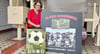 Andrea Mähl vom Industrie- und Filmmuseum zeigt das Plastikposter und das Fußballmotiv, das als Plakat auf dem Poster ist. 