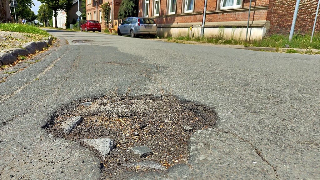 Hoffentlich bald beseitigt: Dieses Schlagloch befindet sich im Kreuzungsbereich Krumker Straße/Seehäuser Straße in Osterburg.