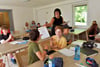  Es ist geschafft! Bildungsministerin Eva Feußner  übergibt den Schülern in Gorenzen ihre  Zertifikate für die Teilnahme am Lerncamp.  